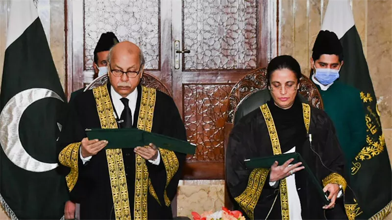 أول قاضية تؤدي اليمين أمام المحكمة العليا في باكستان
