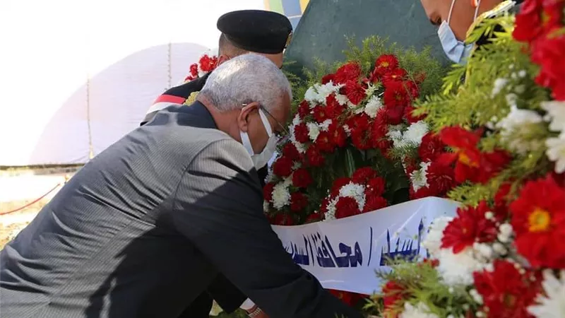 أكاليل زهور علي النصب التذكارى للجندى المجهول بقوات الأمن بالسويس