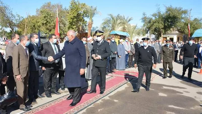 الزملّوط يضع إكليلاً من الزهور على النصب التذكاري لشهداء الشرطة بالخارجة