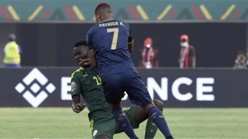 شاهد.. لحظة طرد لاعب كاب فيردى أمام السنغال بكأس أمم أفريقيا