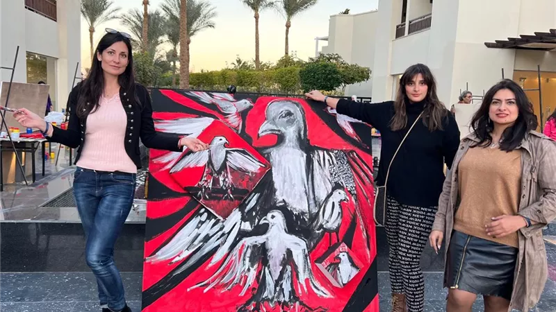 الفنانين المشاركين بمنتدى فنون شباب العالم بالغردقة يحتفلون بعيد الشرطة بتشكيل جدارية 