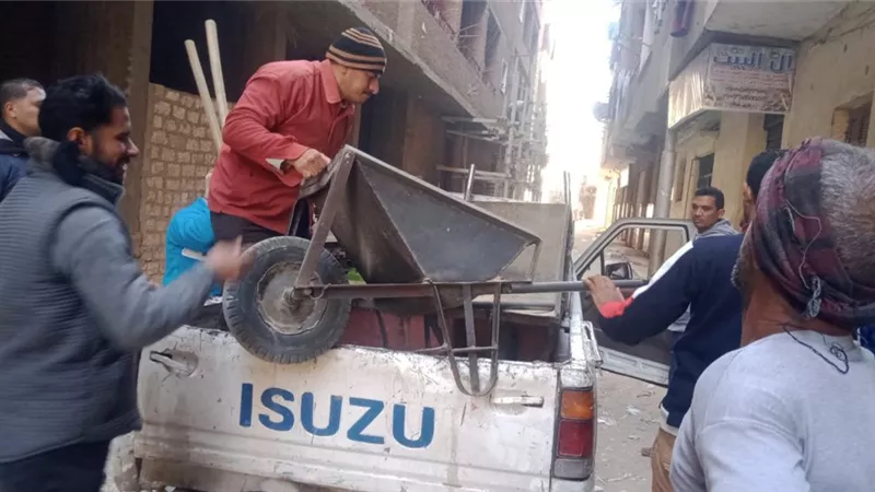 محافظ أسيوط: رفع إشغالات الباعة الجائلين بشارعي رياض والبوسطة بحي شرق وتحرير محاضر للمخالفين