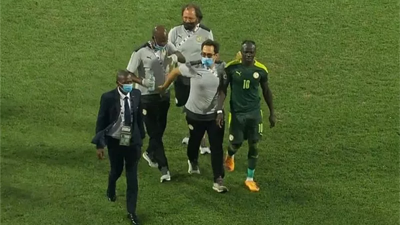 شاهد.. ماني يغادر مباراة السنغال وكاب فيردى بسبب الاصابة