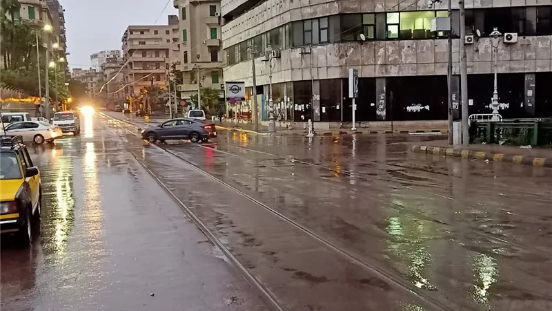 القابضة للمياه تتابع جهود الشركات التابعة فى التعامل مع مياه الأمطار.. صور