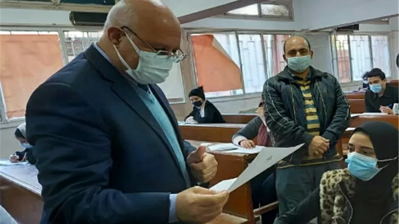رئيس جامعة بنها يتفقد الامتحانات بكلية العلوم ويشدد على الالتزام بالإجراءات الإحترازية