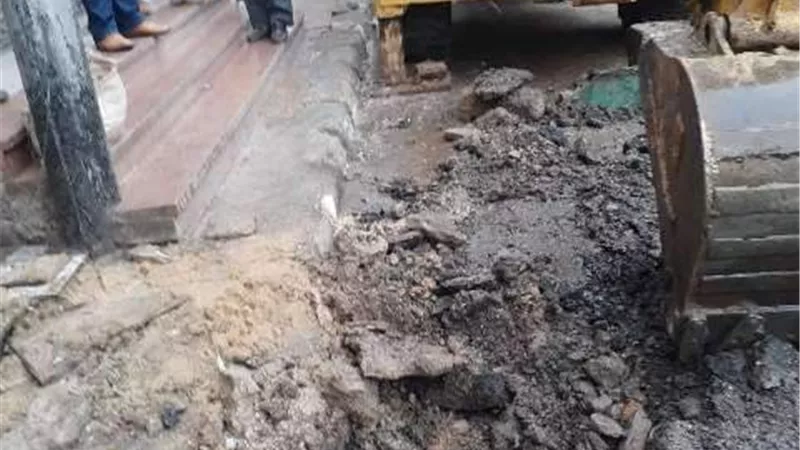 محافظ الشرقية يُتابع أعمال إصلاح إنفجار ماسورة مياه بشارع عبد السلام عارف إتجاه ميدان التحرير
