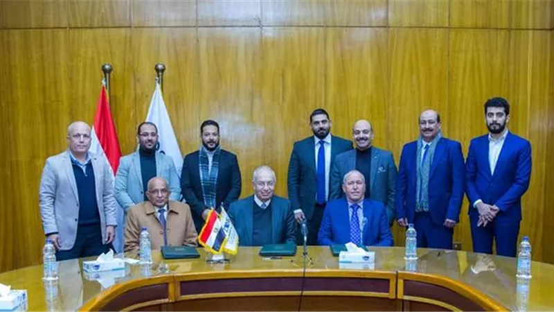 اقتصادية قناة السويس توقع عقود محلية وأجنبية لأعمال الأرصفة الجديدة