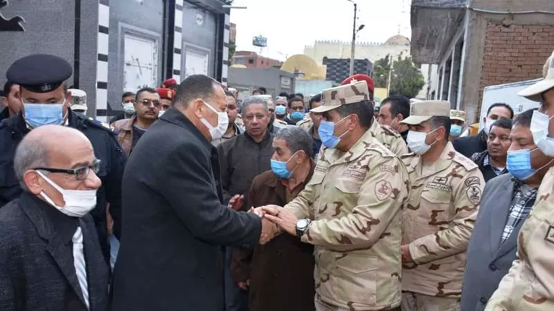 محافظ الشرقية يؤدي صلاة الجنازة ويُشارك فى تشييع جثمان شهيد الواجب والوطن ابن مدينة القنايات