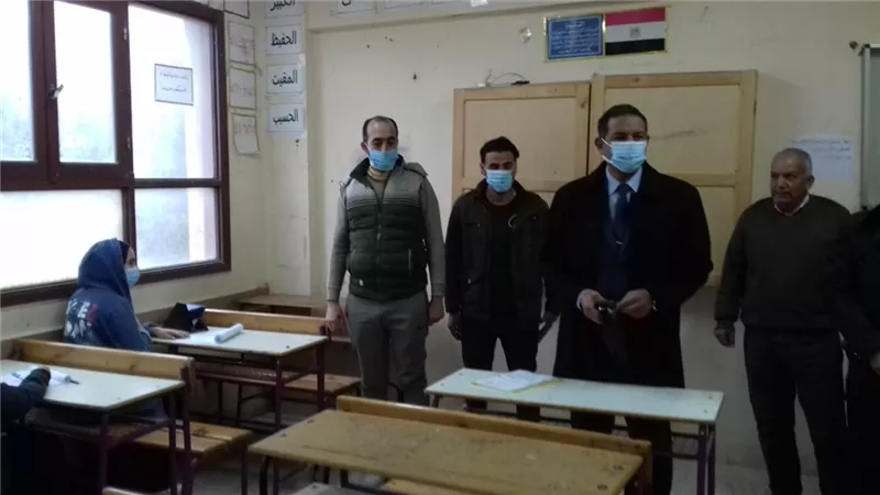مُدير تعليم الجيزة يُتابِعُ الامتحانات في مُنشأة القناطر