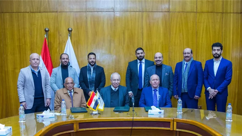 اقتصادية قناة السويس توقع عقود محلية وأجنبية لتطوير ميناء السخنة