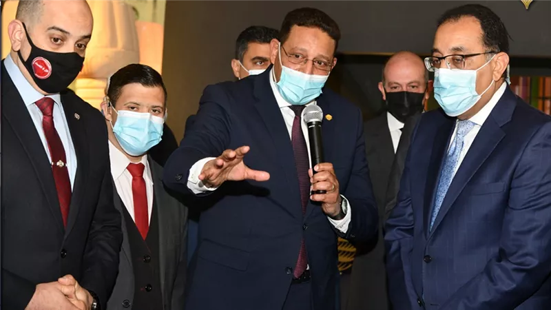 رئيس الوزراء يتفقد جناح هيئة الرقابة الإدارية خلال افتتاح معرض الكتاب