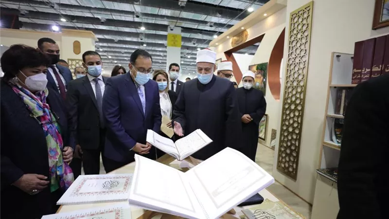 رئيس الوزراء ووزيرة الثقافة يتفقدان جناح الأزهر بمعرض القاهرة الدولي للكتاب