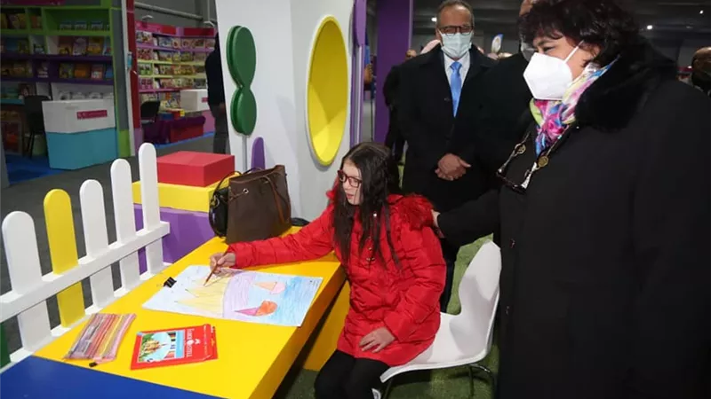 وزيرة الثقافة تتفقد أنشطة جناح الطفل بمعرض القاهرة الدولي للكتاب 53