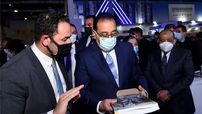 رئيس الوزراء يتفقد جناح مركز المعلومات ودعم اتخاذ القرار في معرض الكتاب
