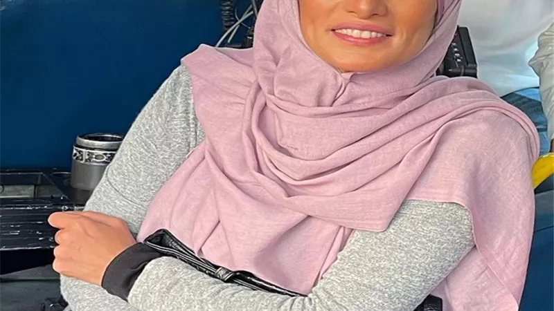 بالحجاب.. زينة تروج لفيلمها الجديد 