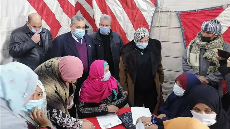 قافلة جامعة الزقازيق تكشف على المرضى وتوزع البطاطين على المستحقين بقرية تانيس