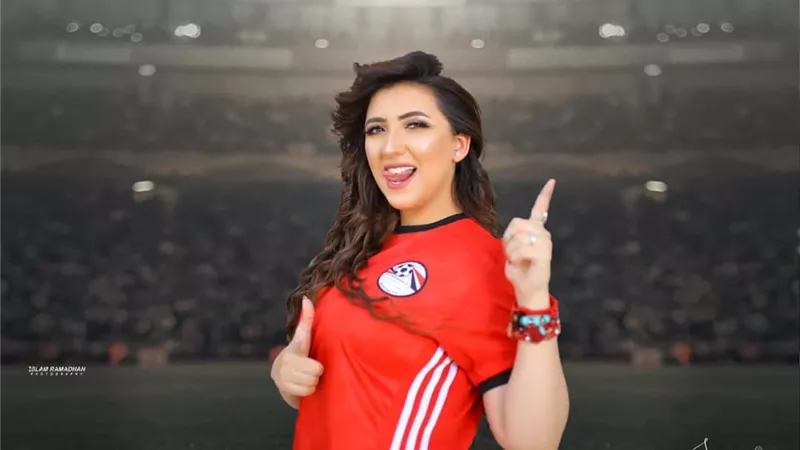 بتشيرت الفريق .. آيه عبدالله تهنئ المنتخب الوطني بالفوز