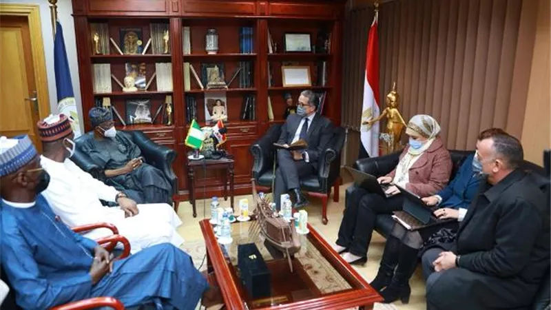 وزير السياحة والآثار يلتقي بوزير الإعلام والثقافة النيجيري لبحث تعزيز أوجه التعاون بين البلدين