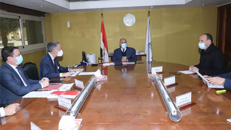 وزير النقل يستعرض مع وفد تالجو الأسبانية خطة توريد 7 قطارات لصالح السكك الحديدية المصرية