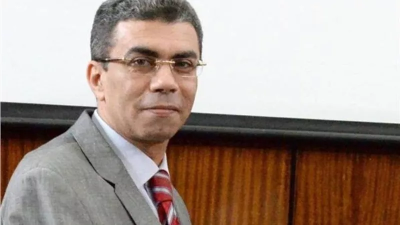 وصول جثمان الكاتب الصحفى ياسر رزق لمسجد المشير
