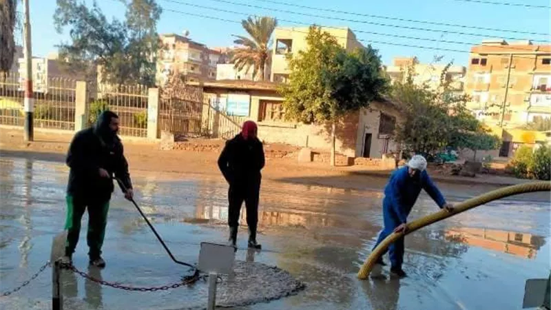 إنتشار معدات وسيارات شفط وكسح مياه الأمطار وإزالة آثاره من الشوارع بمختلف مدن الشرقية