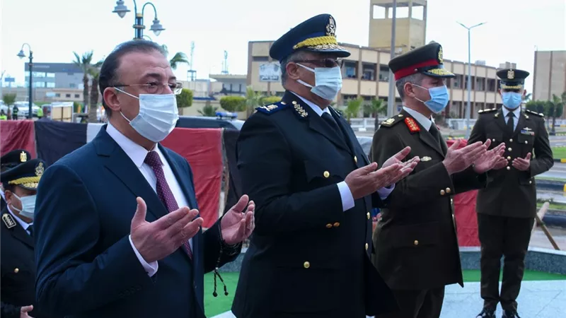 محافظ الإسكندرية يضع إكليل الزهور على النصب التذكاري لشهداء الشرطة