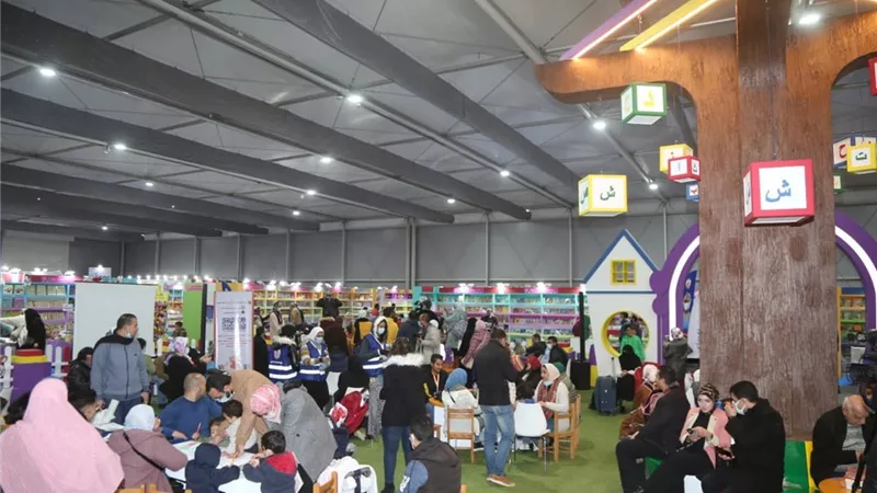 اقبالا جماهيريا ضخما على جناح الطفل بمعرض الكتاب