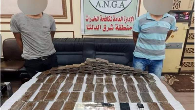 ضبط اثنين من العناصر الاجرامية وبحوزتهم ١٢٠ طربة حشيش بالعاشر من رمضان