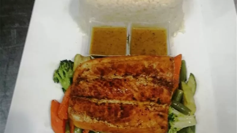 سمك سلمون مع خضار سوتيه وارز ابيض