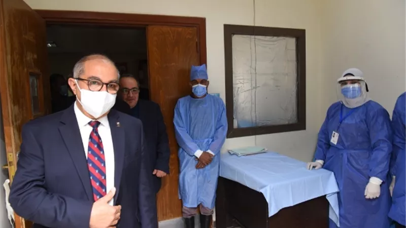 رئيس جامعة أسيوط يزور طفل محافظة سوهاج ويأمر بتقديم الخدمة العلاجية اللازمة له