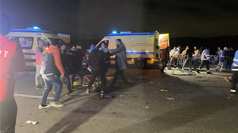 مصرع وإصابة 10 أشخاص فى حادث انقلاب ميكروباص بالطريق الأوسطى بحلوان