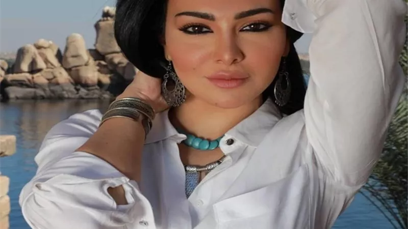 اللي اتعامل معايا مؤخرًا يكشف.. ميرهان حسين تعلن إصابتها بكورونا