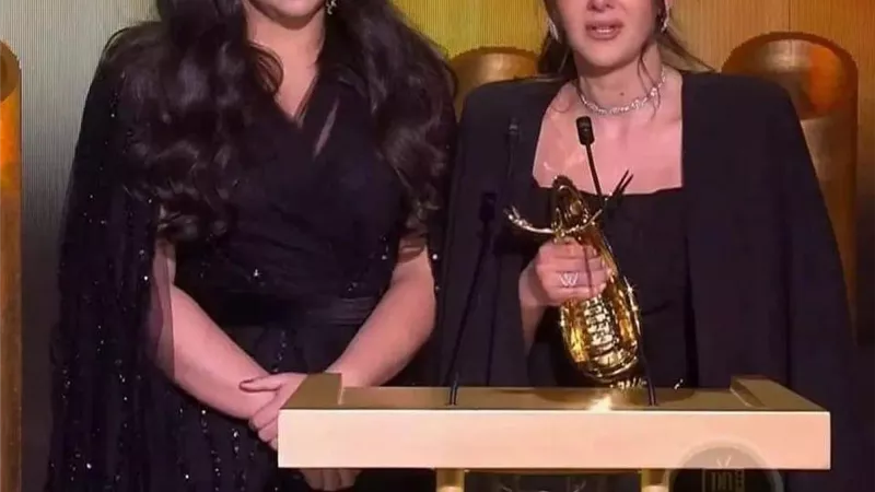 انهيار دنيا وإيمي سمير غانم أثناء تكريم إسم والديهما في حفل joyawards