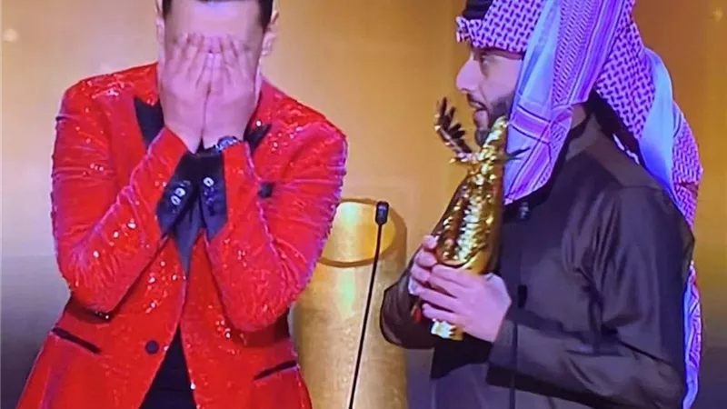 شاهد.. رامز جلال يسجد بعد تسلمه جائزة Joy Award