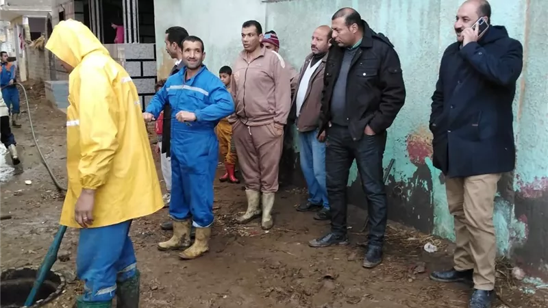 إستمرار جهود رفع مياه الأمطار بمدن وقرى كفرالشيخ..صور