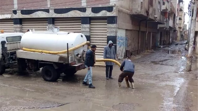 تكثيف أعمال شفط المياه من شوارع وأحياء مدينة برج البرلس