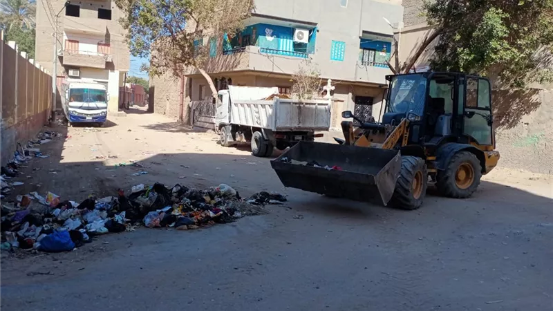 حملات مكثفة للنظافة ورفع المخلفات في 3 مراكز بأسيوط ..صور