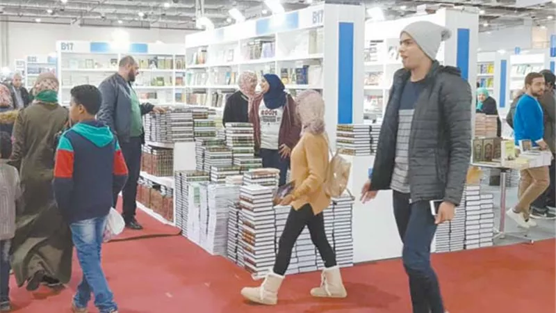 إقبال جماهيري كبيرعلى معرض القاهرة للكتاب رغم برودة الجو