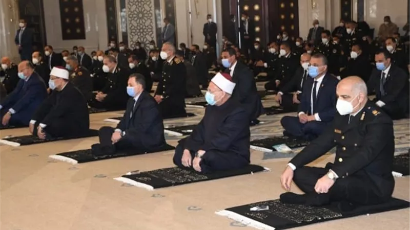 وزيرا الداخلية والأوقاف ومفتى الجمهورية ومحافظ القاهرة وقيادات الأمن يؤدون صلاة الجمعة بمسجد الشرطة