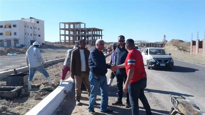 وصول أعمدة الإنارة العامة لتدعيم المناطق بالتيار الكهربائى بمرسى علم
