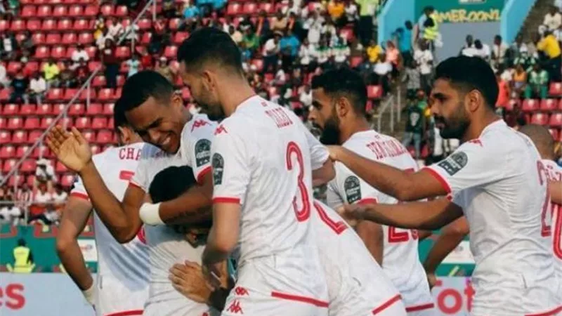 طاقم حكام مغربى على الـ ( فار ) في مباراة تونس ضد بوركينا فاسو