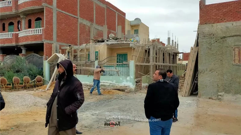 حملة لضبط المخالفين مستغلين أيام العطلات وإزالة ٢ بناء مخالف فى المهد بالعاشر من رمضان
