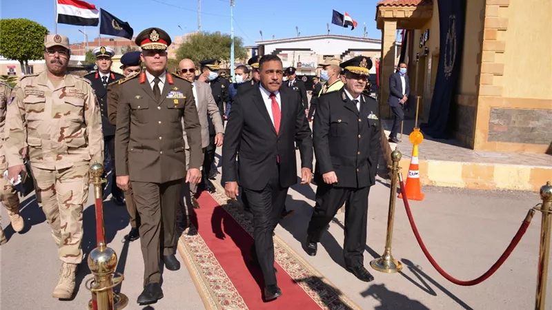 محافظ مطروح وقائد المنطقة الغربية ومدير الأمن وضعوا اكاليل الزهور على النصب التذكاري لشهداء الشرطة