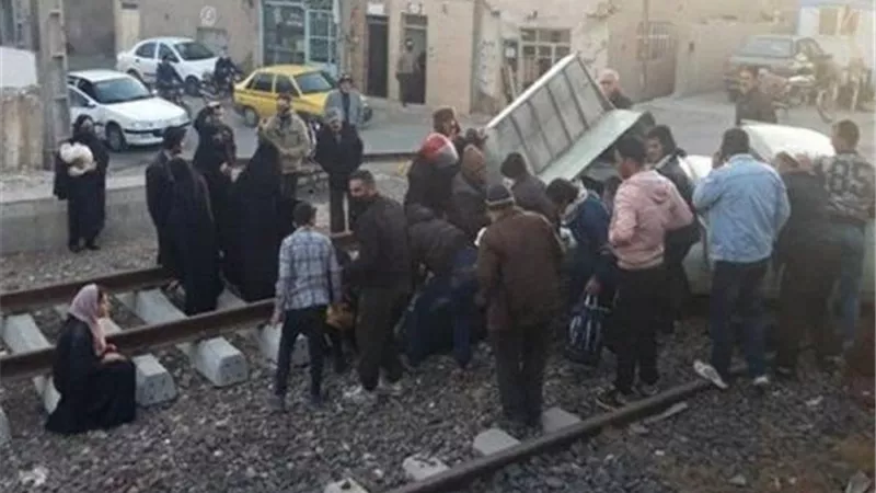 مصرع وإصابة 7 أشخاص جراء اصطدام قطار بشاحنة غرب طهران