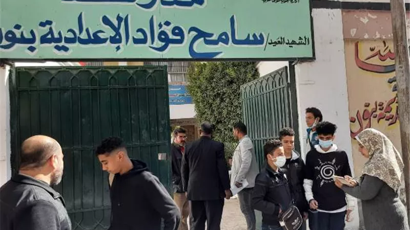 طلاب الإعدادية بالسويس: امتحان اللغة العربية فى مستوى الطالب المتوسط.. بالصور