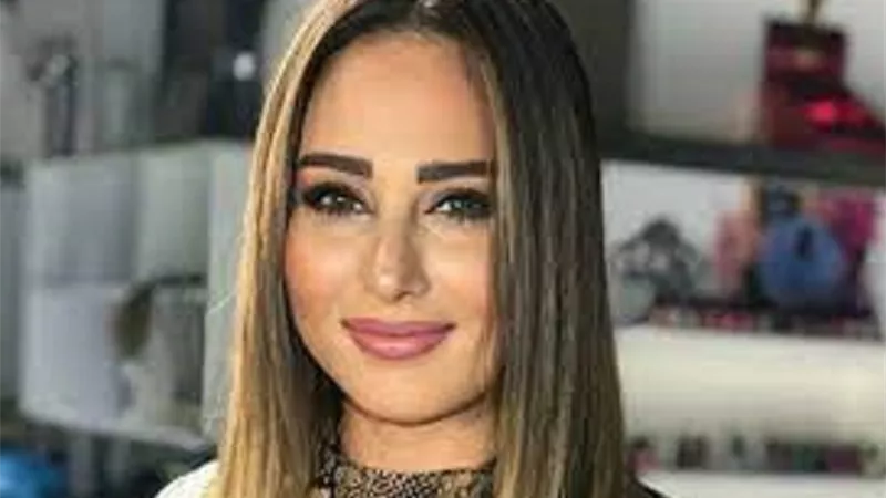 أمام المرآة.. رحاب الجمل فى اطلالة جذابة