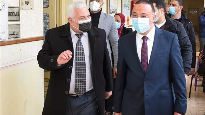 محافظ الاسكندرية يتفقد لجان امتحانات الشهادة الاعدادية
