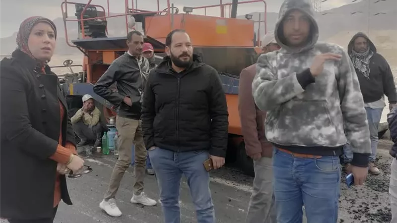 رئيس جهاز خليج السويس تتفقد أعمال الطرق بتوسعات المنطقة الصناعية بعتاقة