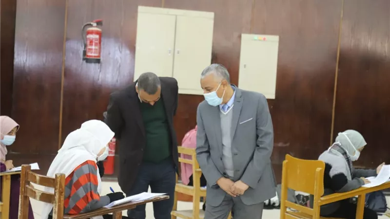 رئيس جامعة جنوب الوادى يصطحب طالبة إلى المستشفى فى سيارته الخاصة