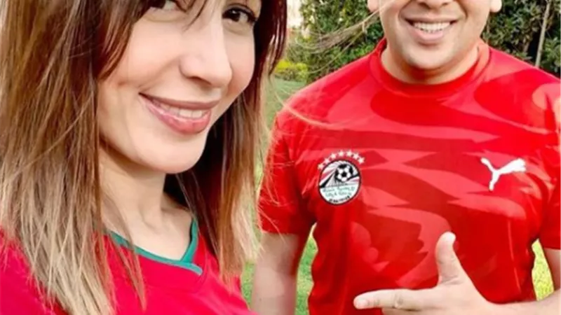 أشقاء.. جنات تشجع بلادها المغرب وزوجها يؤازر منتخب مصر قبل مباراة اليوم